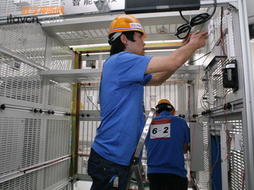 樓宇大賽現場——選手在安裝優色液晶監視器