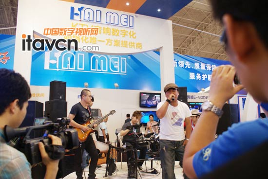 palm 2011：樂隊(duì)現(xiàn)場(chǎng)賣力演出