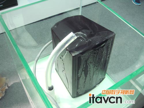 palm 2011：天朗音箱防水性能現(xiàn)場演示