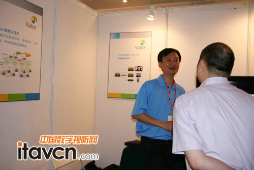 Vidyo展位，工作人員和參觀者進(jìn)行溝通
