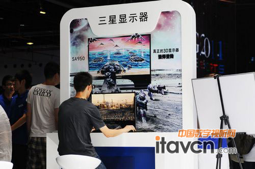 現(xiàn)場觀眾正在體驗(yàn)三星3D顯示器