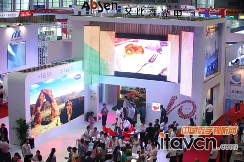 色彩鮮艷，畫面清晰流暢--艾比森A1090顯示屏（圖左邊）