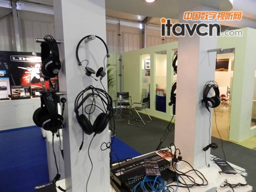 AKG耳機試聽展臺
