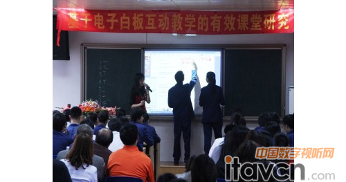 學生們在使用雙筆同時互動學習