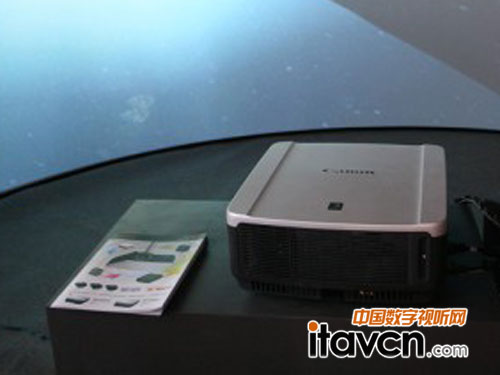 佳能高清投影WXU5000亮相Infocomm2012