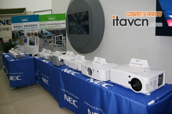NEC從小到大全線商教投影機展示，從500流明的led到最近推出的龍系列投影到工程投影全線展出。
