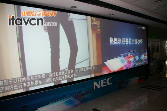兩臺PA500U+投影機拼接顯示超長畫面
