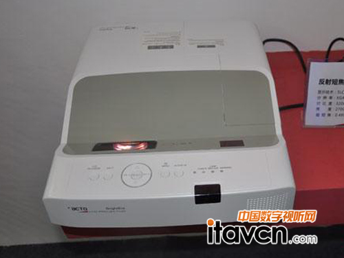 雅圖展出發(fā)射短焦LCD系RAC200投影機(jī)