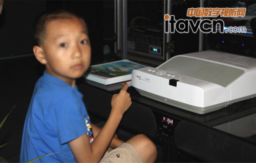 對雅圖投影機感興趣的小朋友