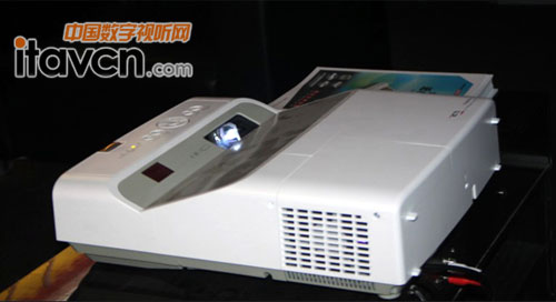 雅圖2012年新品投影機反射式超短焦產品