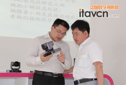 日立工作人員給客戶介紹VZ-HD3500HC高清攝像機