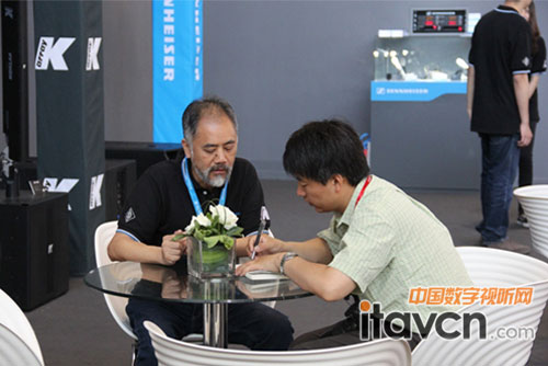 Sennheiser相關人員與客戶交談