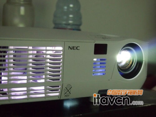 NEC 家庭娛樂投影機(jī)V260W+ 完美支持3D播放