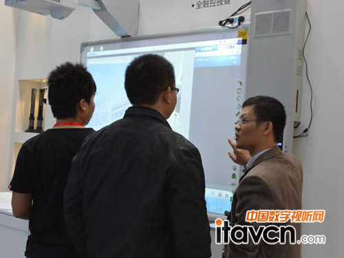 鼎易工作人員為受眾進行詳細(xì)講解