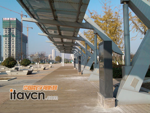 微圖VT-ADL5502高亮戶外廣告機在山東日照文化廣場