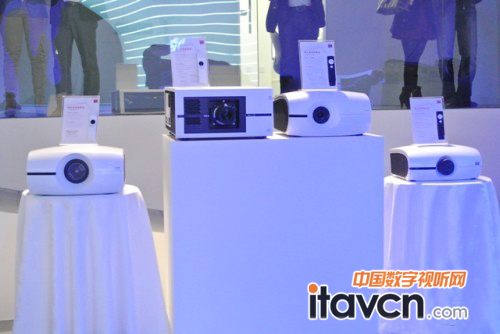 巴可投影機新品清一色白色機身