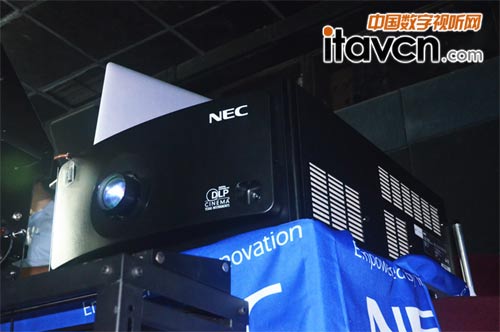 活動現場正在作業的NC1201L-A+電影放映機