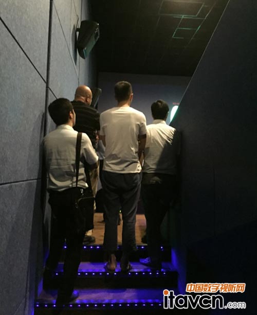 自貢巡展現場參會人數太多很多嘉賓不得不站著