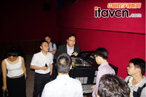 展會現場NEC工作人員與參會嘉賓深度交流