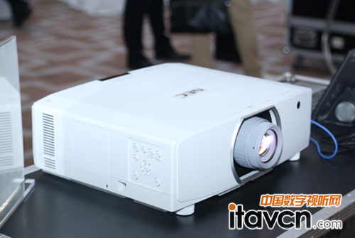 全新液晶工程投影機PA803U+
