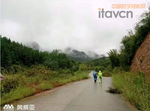 寒風刺骨，云霧彌漫