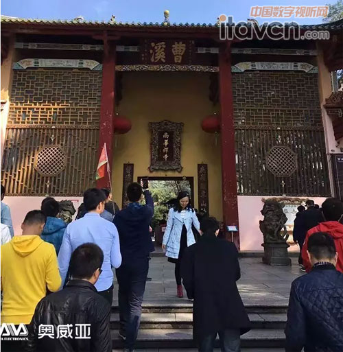 曲徑通幽處，禪房花木深