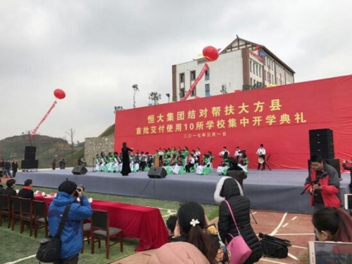 孩子們表演節目
