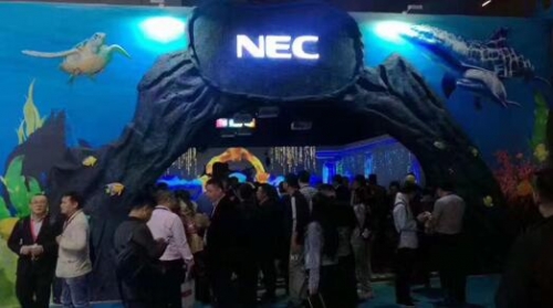 NEC鴻合展廳吸引參觀者駐足參觀