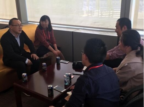 NEC（中國）有限公司投影機產品總監李勇和工程教育投影機全國銷售經理譚慧菊接受媒體采訪