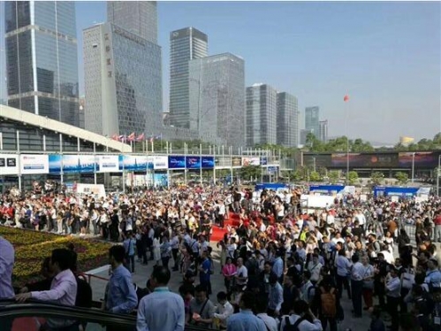 開幕式現場人潮涌動，場面火爆