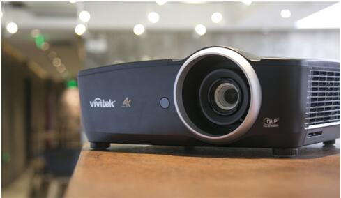 Vivitek(麗訊)4K家用投影機HK2288采用流線型的外形設計